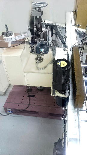 ラベル自動貼り機